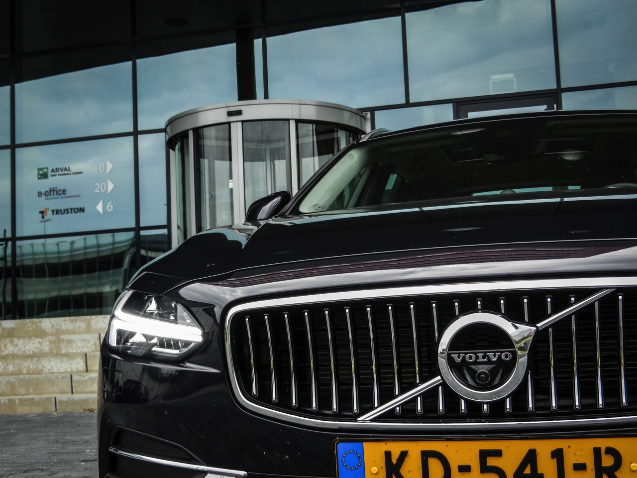 Autotest Volvo V90 D4 Inscription Geartronic, de Zweedse Estate met veel ruimte en comfort loopt over van verfijning en rust. Is hij klaar voor de Duitsers?