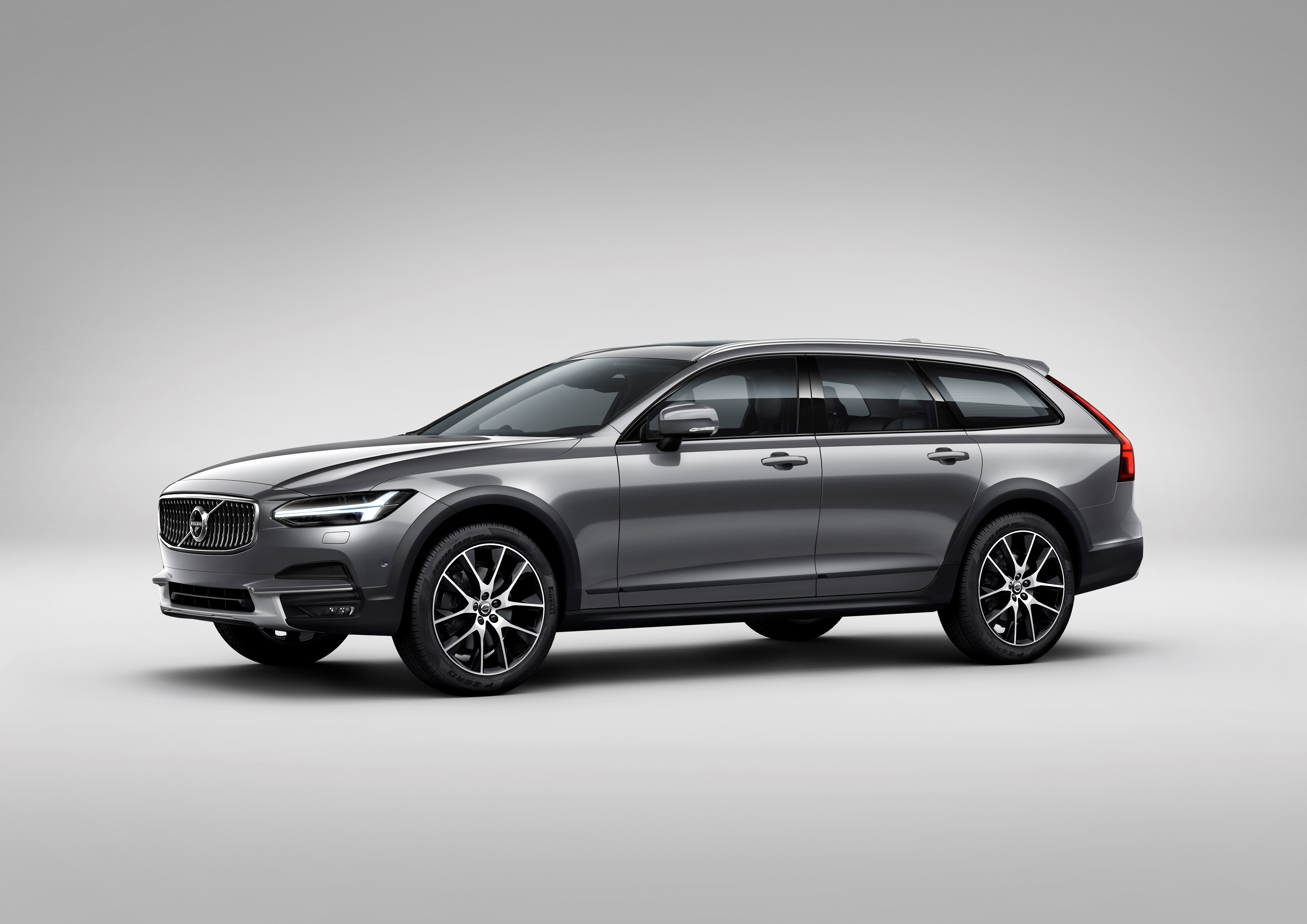 De Volvo V90 Cross Country is onderweg. Nu zijn er ook officile beelden en een video.