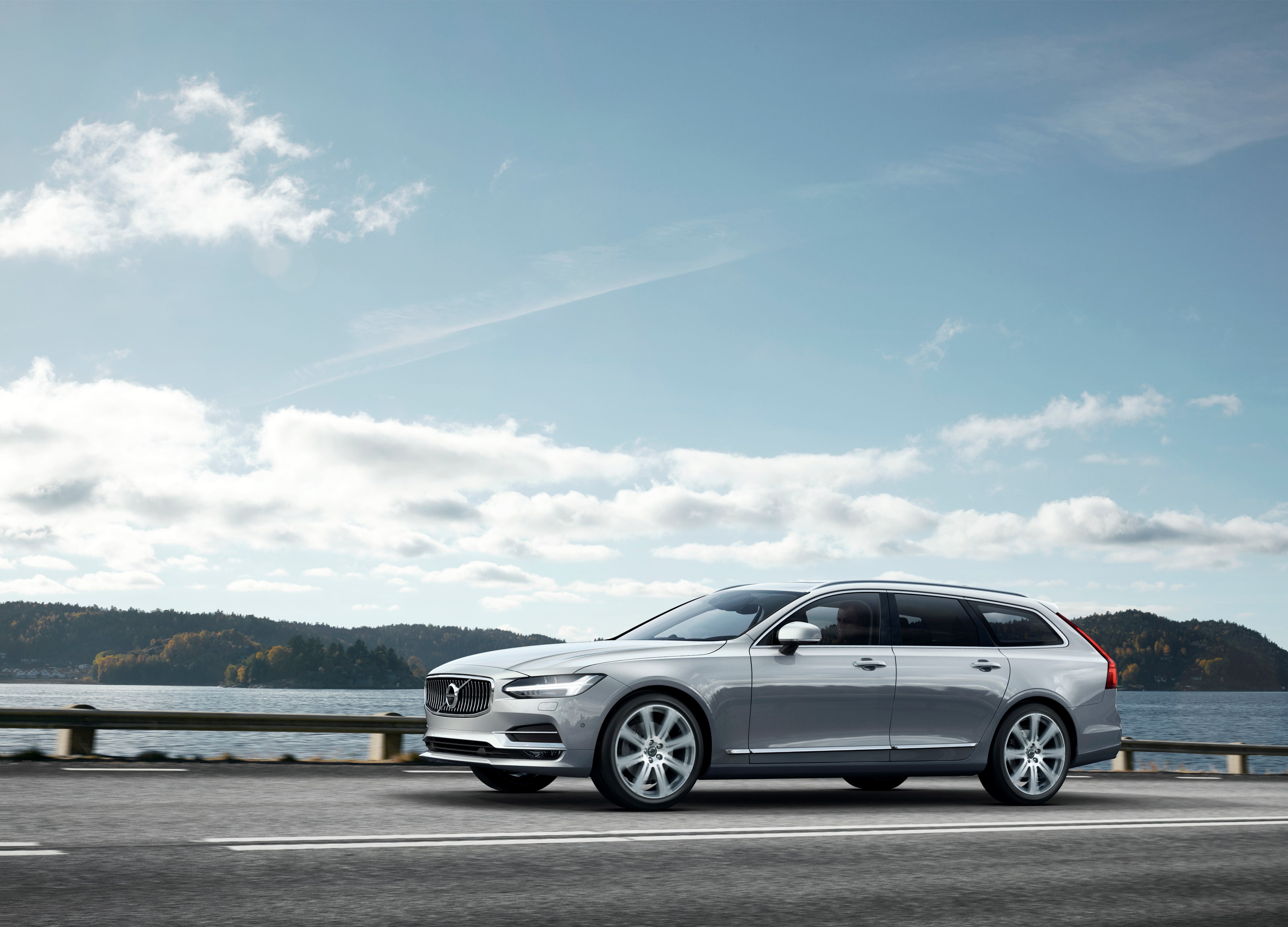 Prijzen en uitvoeringen Volvo V90 bekend. De nieuwe Estate volgt de V70 op, komt na de zomer naar Nederland en kost minimaal 45.995 euro.