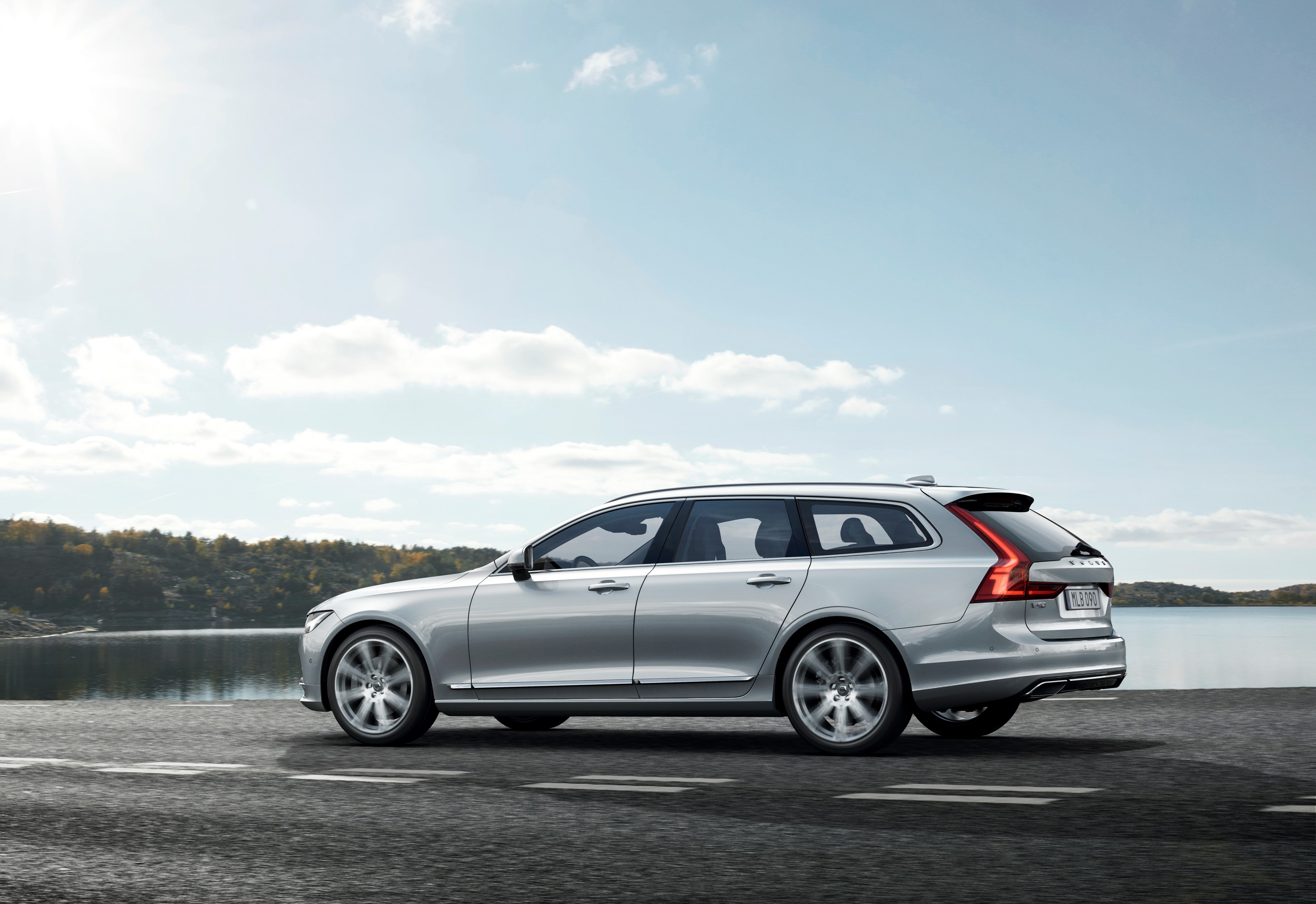Prijzen en uitvoeringen Volvo V90 bekend. De nieuwe Estate volgt de V70 op, komt na de zomer naar Nederland en kost minimaal 45.995 euro.