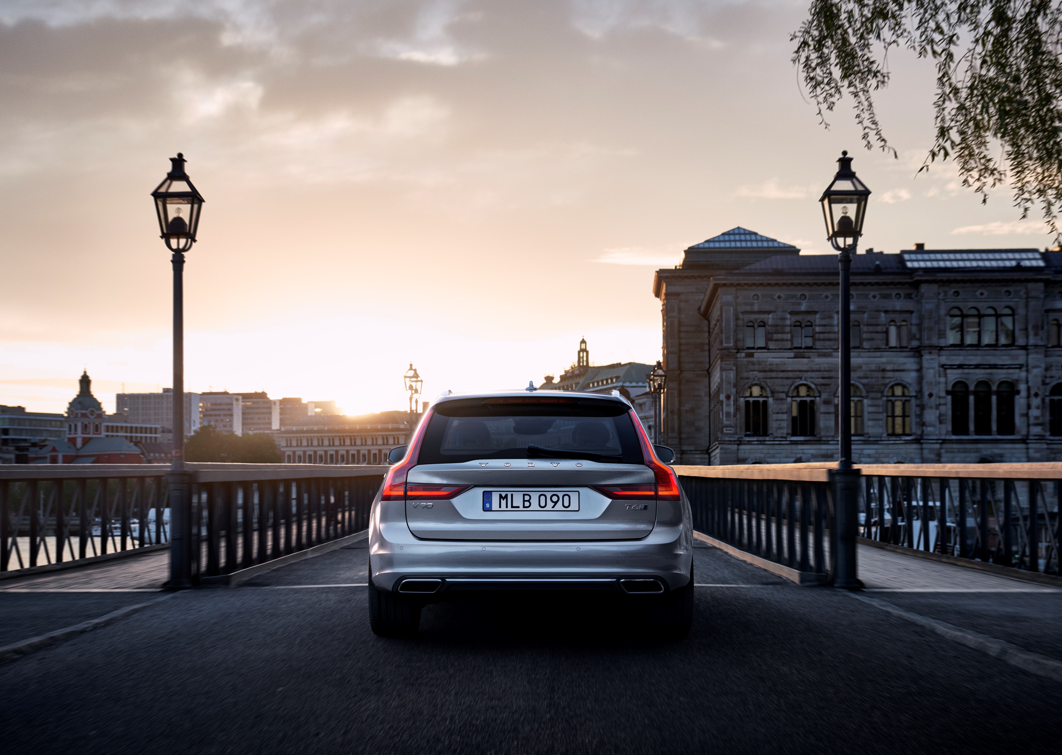 Prijzen en uitvoeringen Volvo V90 bekend. De nieuwe Estate volgt de V70 op, komt na de zomer naar Nederland en kost minimaal 45.995 euro.