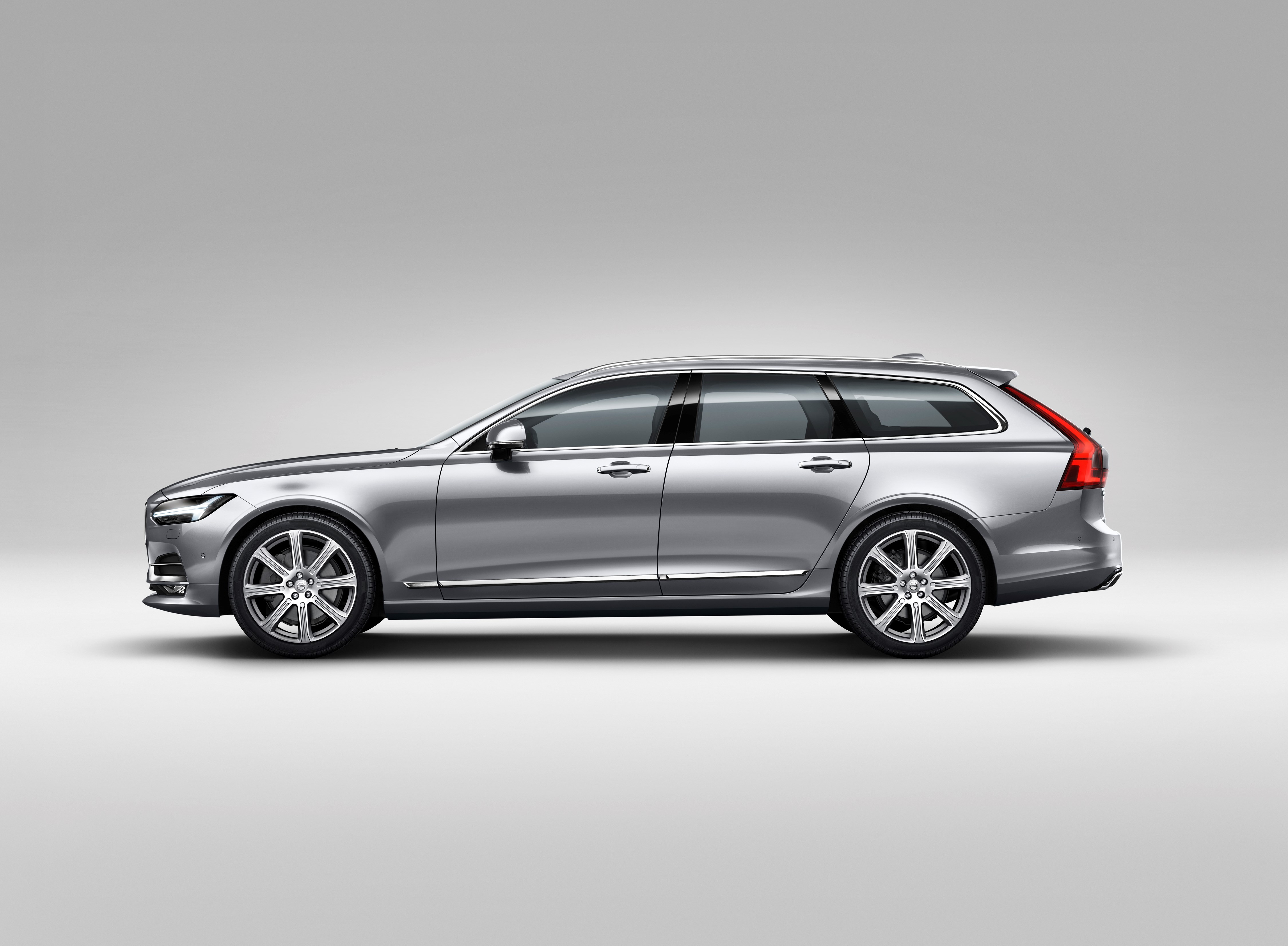 Prijzen en uitvoeringen Volvo V90 bekend. De nieuwe Estate volgt de V70 op, komt na de zomer naar Nederland en kost minimaal 45.995 euro.