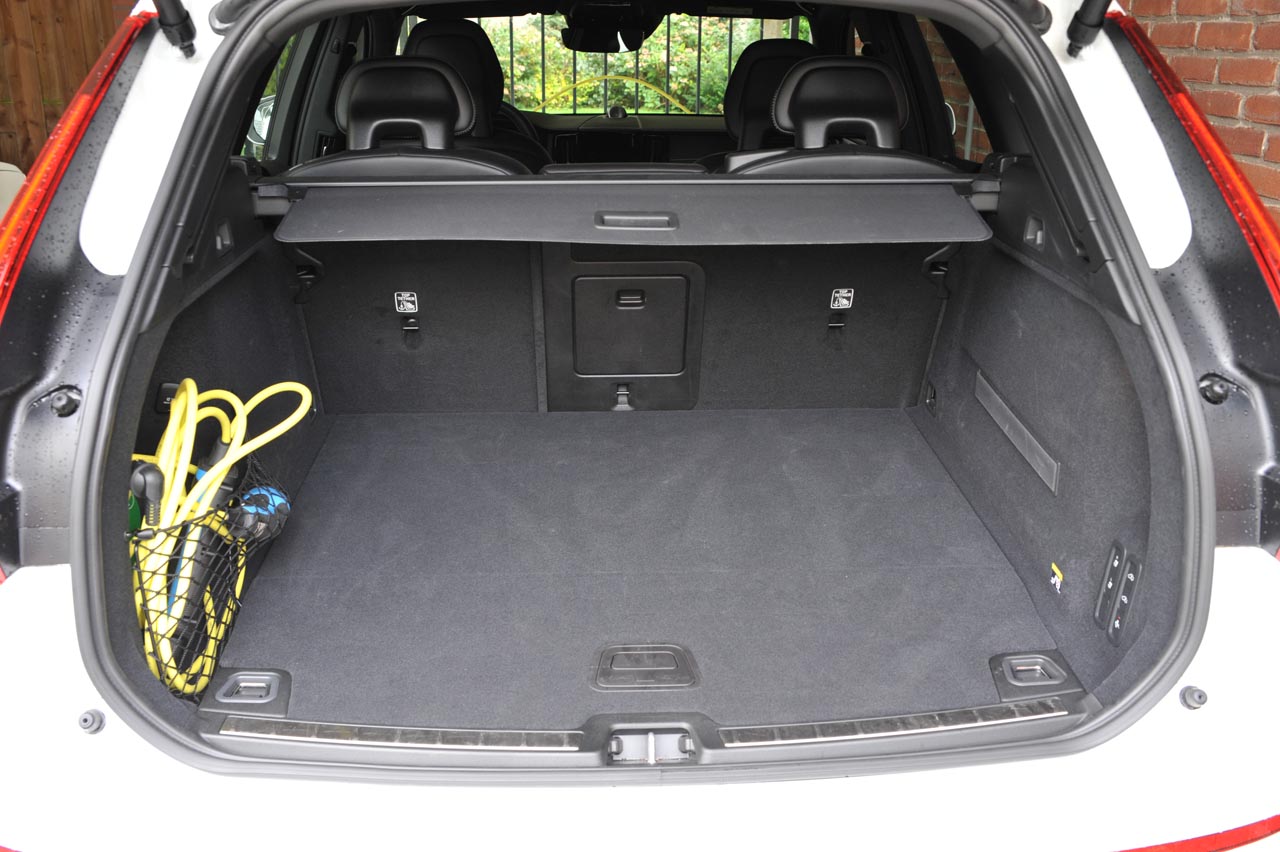 Volvo biedt met de nieuwe XC60 dezelfde voorzieningen als de grote XC90. De topversie is de T8 die met zijn benzine/elektrische aandrijflijn ook volledig elektrisch kan rijden.