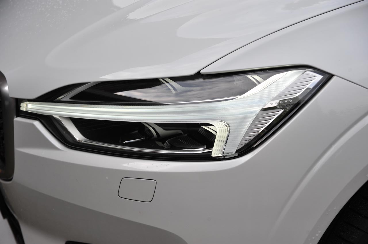 Volvo biedt met de nieuwe XC60 dezelfde voorzieningen als de grote XC90. De topversie is de T8 die met zijn benzine/elektrische aandrijflijn ook volledig elektrisch kan rijden.