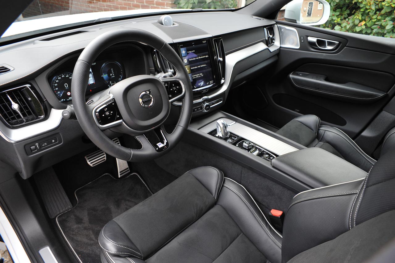 Volvo biedt met de nieuwe XC60 dezelfde voorzieningen als de grote XC90. De topversie is de T8 die met zijn benzine/elektrische aandrijflijn ook volledig elektrisch kan rijden.