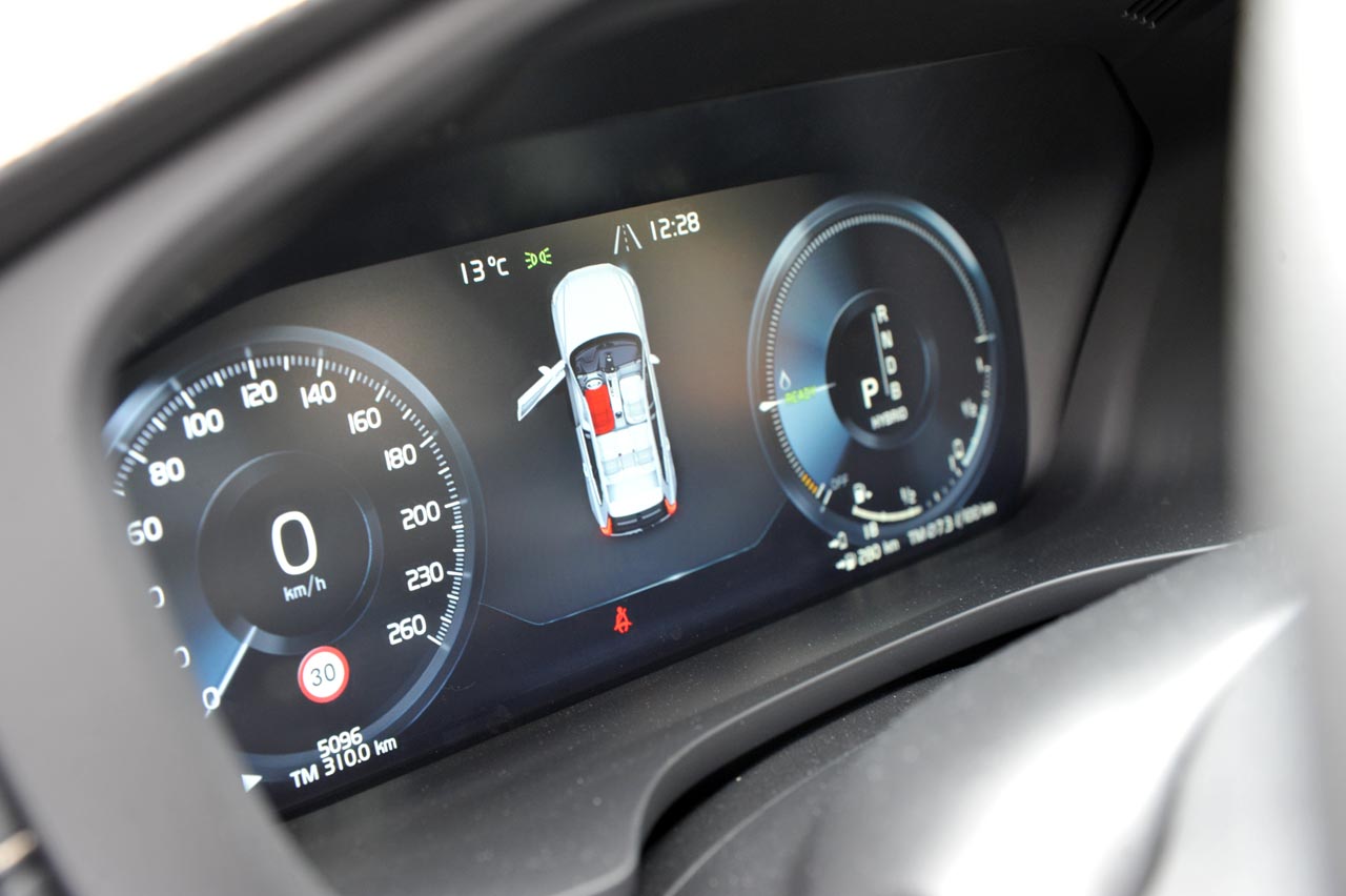 Volvo biedt met de nieuwe XC60 dezelfde voorzieningen als de grote XC90. De topversie is de T8 die met zijn benzine/elektrische aandrijflijn ook volledig elektrisch kan rijden.