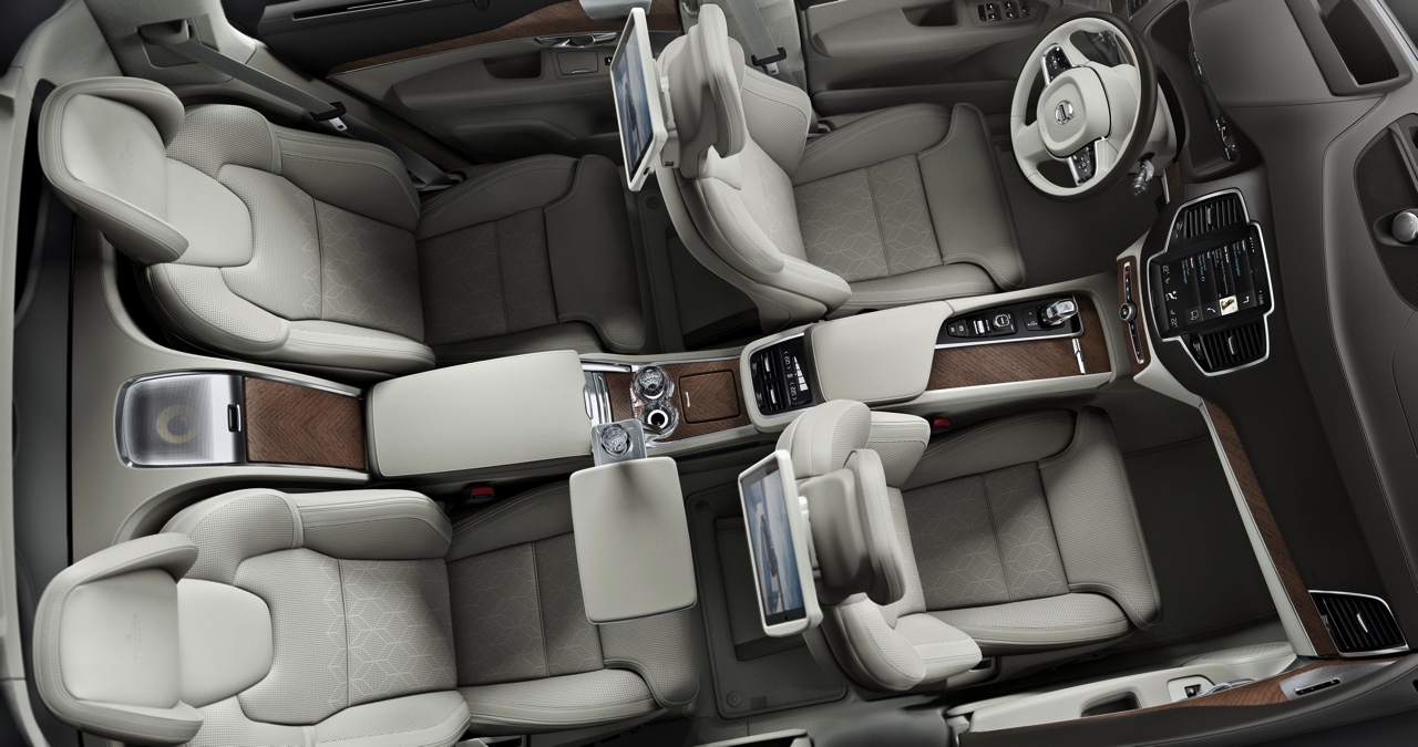 Volvo haalt de XC90 Excellence naar Nederland. De meest luxe XC90 met vier zitplaatsen is verkrijgbaar vanaf circa 125.000 euro, maar dat is nog een richtprijs.
