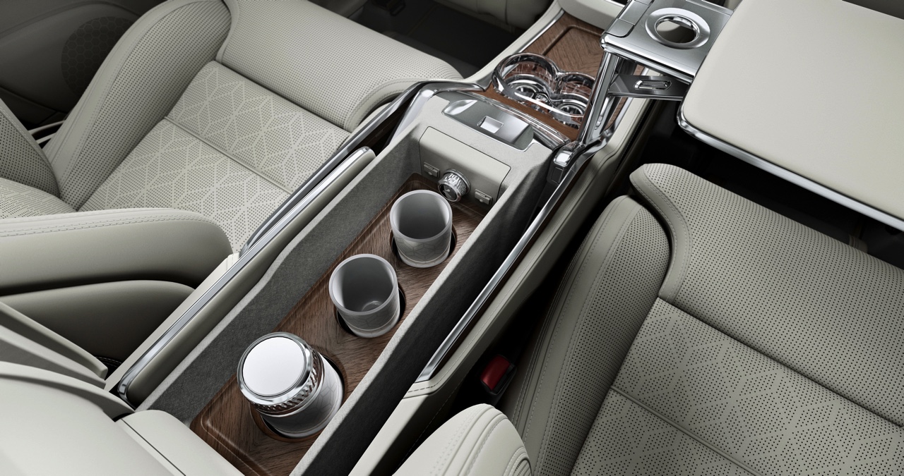 Volvo haalt de XC90 Excellence naar Nederland. De meest luxe XC90 met vier zitplaatsen is verkrijgbaar vanaf circa 125.000 euro, maar dat is nog een richtprijs.