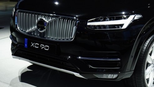 Voor wie de Volvo XC90 First Edition wat te gortig is, hebben we goed nieuws. De XC90 is nu ook tegen een schappelijker tarief te bestellen. Prijzen starten bij 67.995 euro.