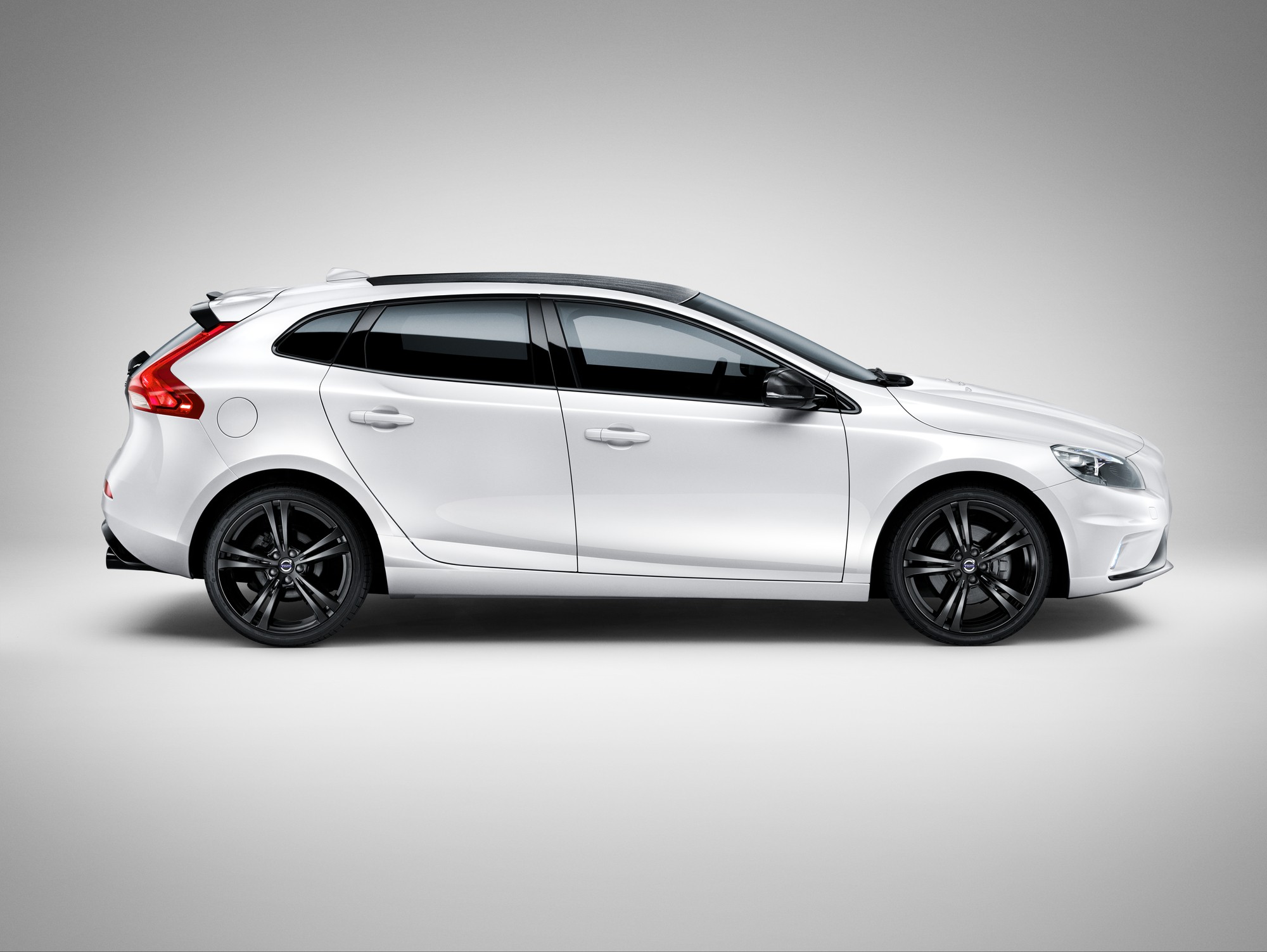 Volvo gaat in gelimiteerde oplage een 'Carbon Edition' van de V40 bouwen. De naam zegt het al: in de auto zit carbon verwerkt. En hij komt ook met 20% bijtelling.
