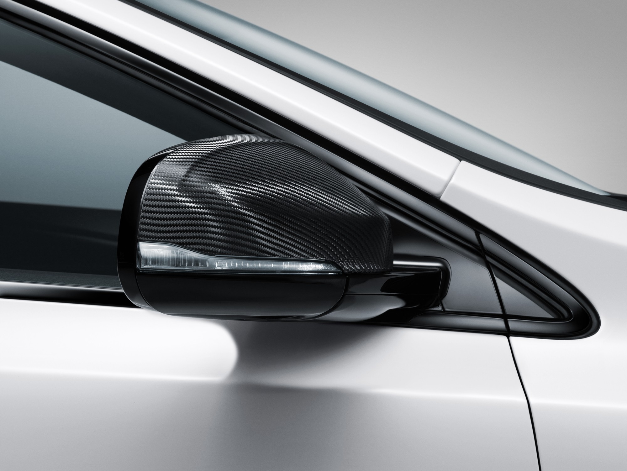 Volvo gaat in gelimiteerde oplage een 'Carbon Edition' van de V40 bouwen. De naam zegt het al: in de auto zit carbon verwerkt. En hij komt ook met 20% bijtelling.