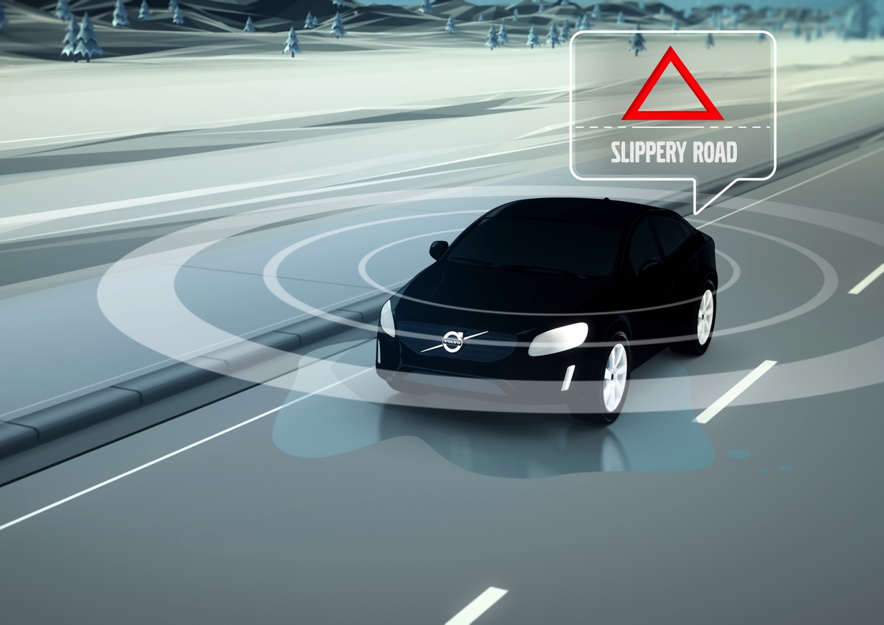 Volvo introduceert connected V90 Cross Country met Slippery Road Alert en Hazard Light Alert via Volvo Cloud.