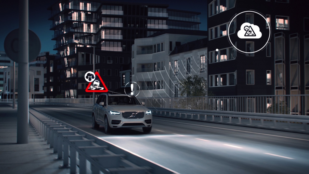 Volvo introduceert connected V90 Cross Country met Slippery Road Alert en Hazard Light Alert via Volvo Cloud.