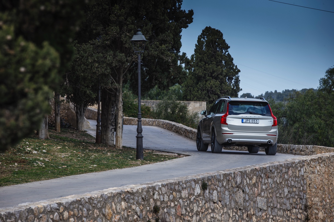 Autotest met nieuwe Volvo XC90 T8 Twin Engine en XC90 D5 AWD. Ale ins-and-outs in de rijtest tijdens de persintroductie in Barcelona.