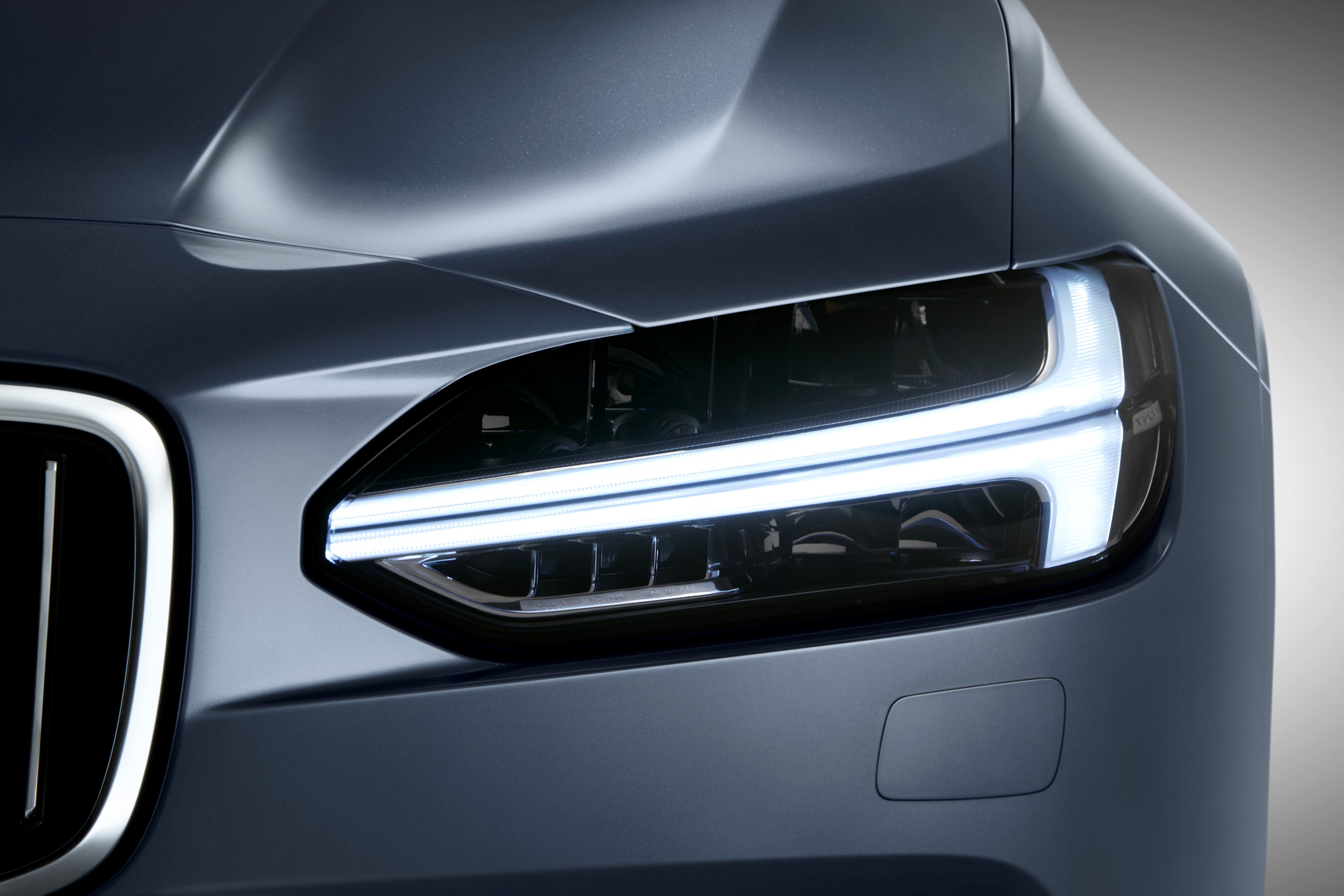 De onthulling van de nieuwe Volvo V90 vindt officieel plaats op 18 februari 2016 in Stockholm. Na zijn premiere vindt de Estate zijn weg naar de Autosalon van Genve.