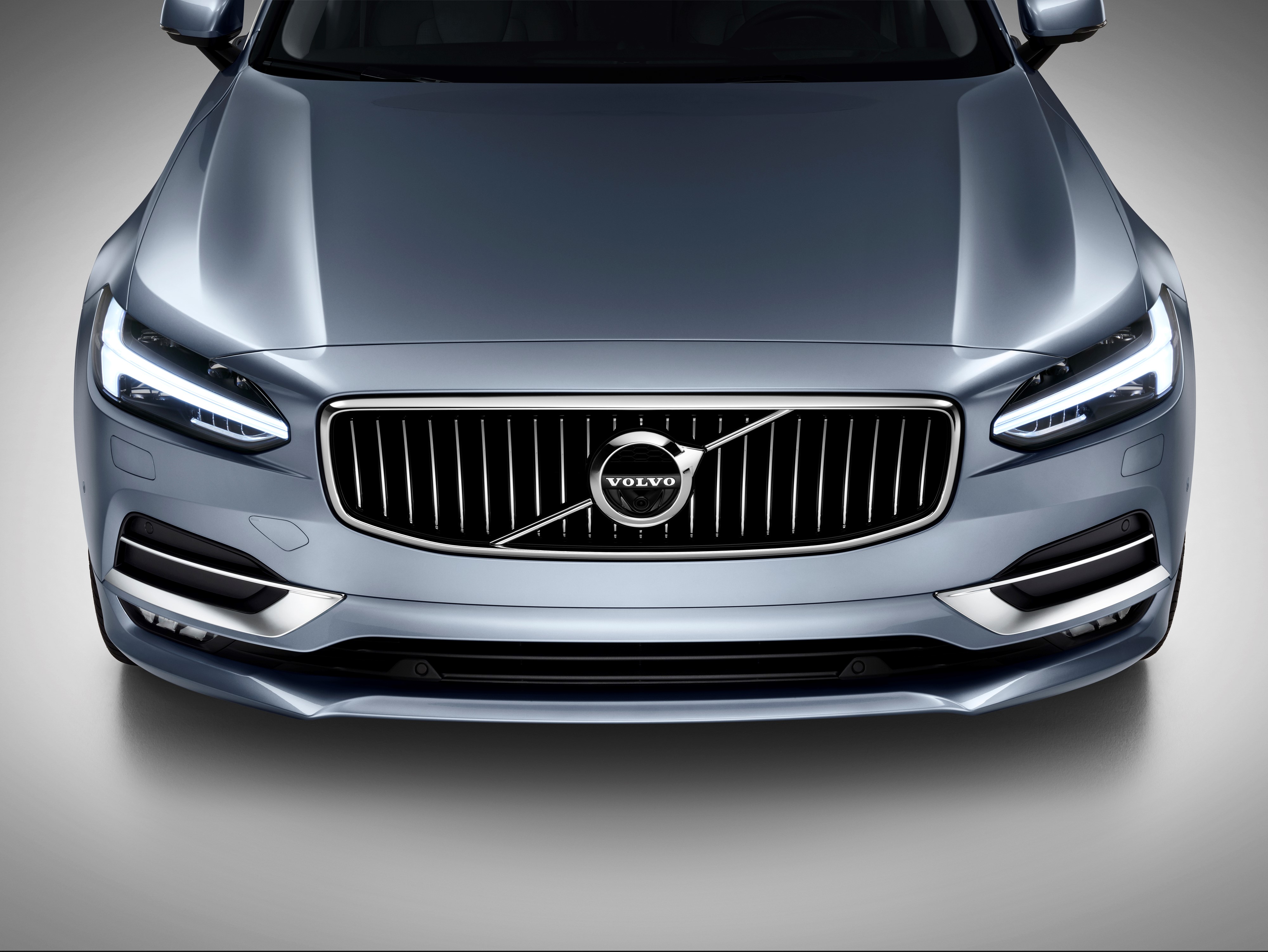 De onthulling van de nieuwe Volvo V90 vindt officieel plaats op 18 februari 2016 in Stockholm. Na zijn premiere vindt de Estate zijn weg naar de Autosalon van Genve.