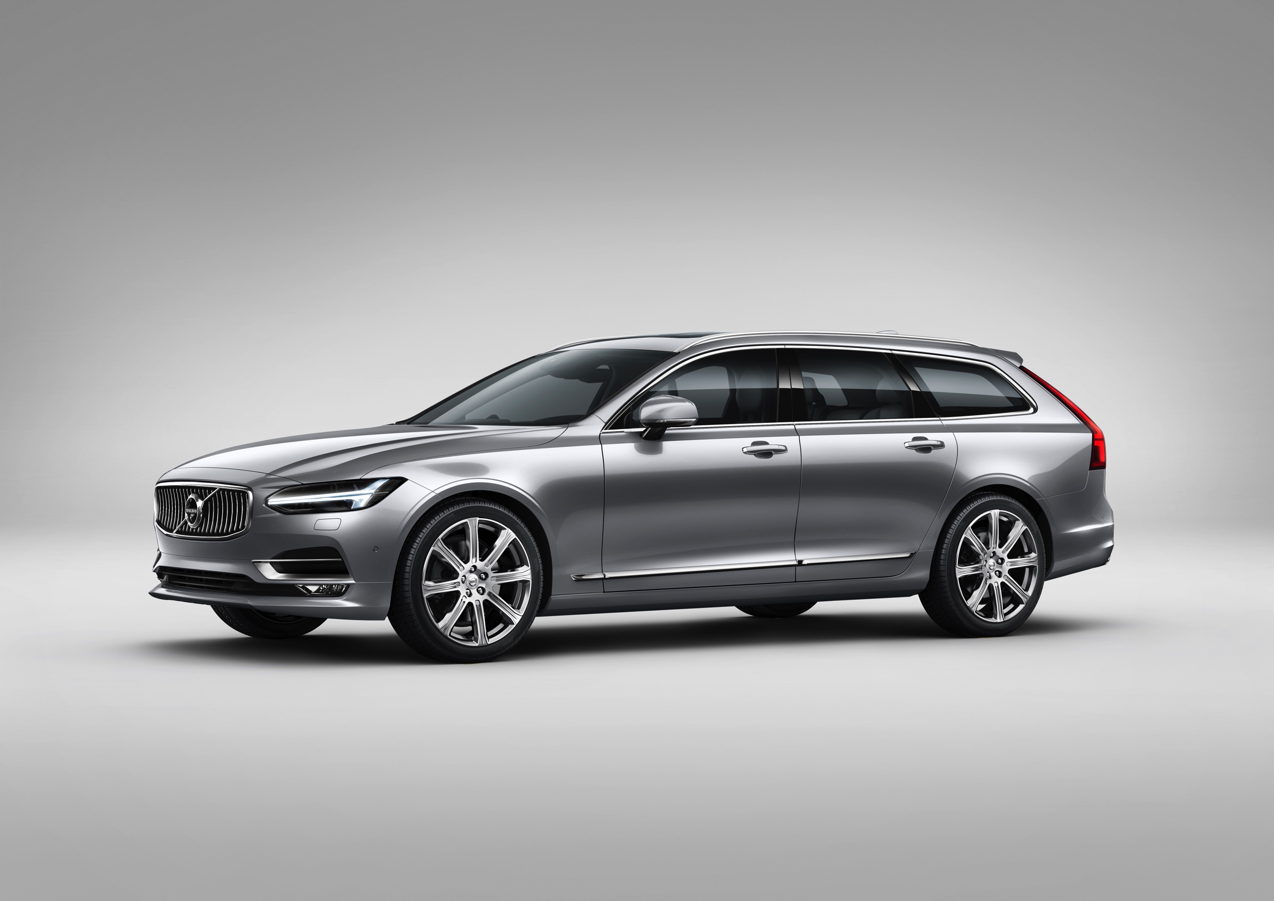 De Volvo V90 is terug. Na achttien jaar afwezigheid kun je dit najaar weer een nieuwe V90 halen. Vandaag onthult Volvo in Zweden de nieuwe grote stationwagen.