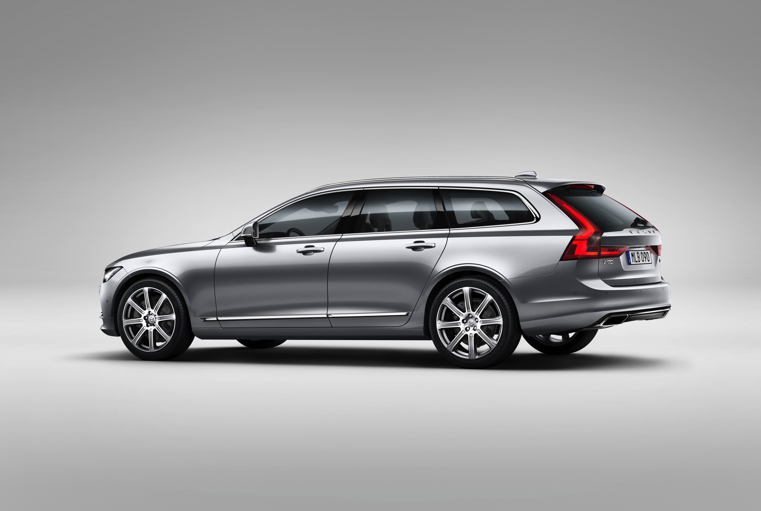 De Volvo V90 is terug. Na achttien jaar afwezigheid kun je dit najaar weer een nieuwe V90 halen. Vandaag onthult Volvo in Zweden de nieuwe grote stationwagen.