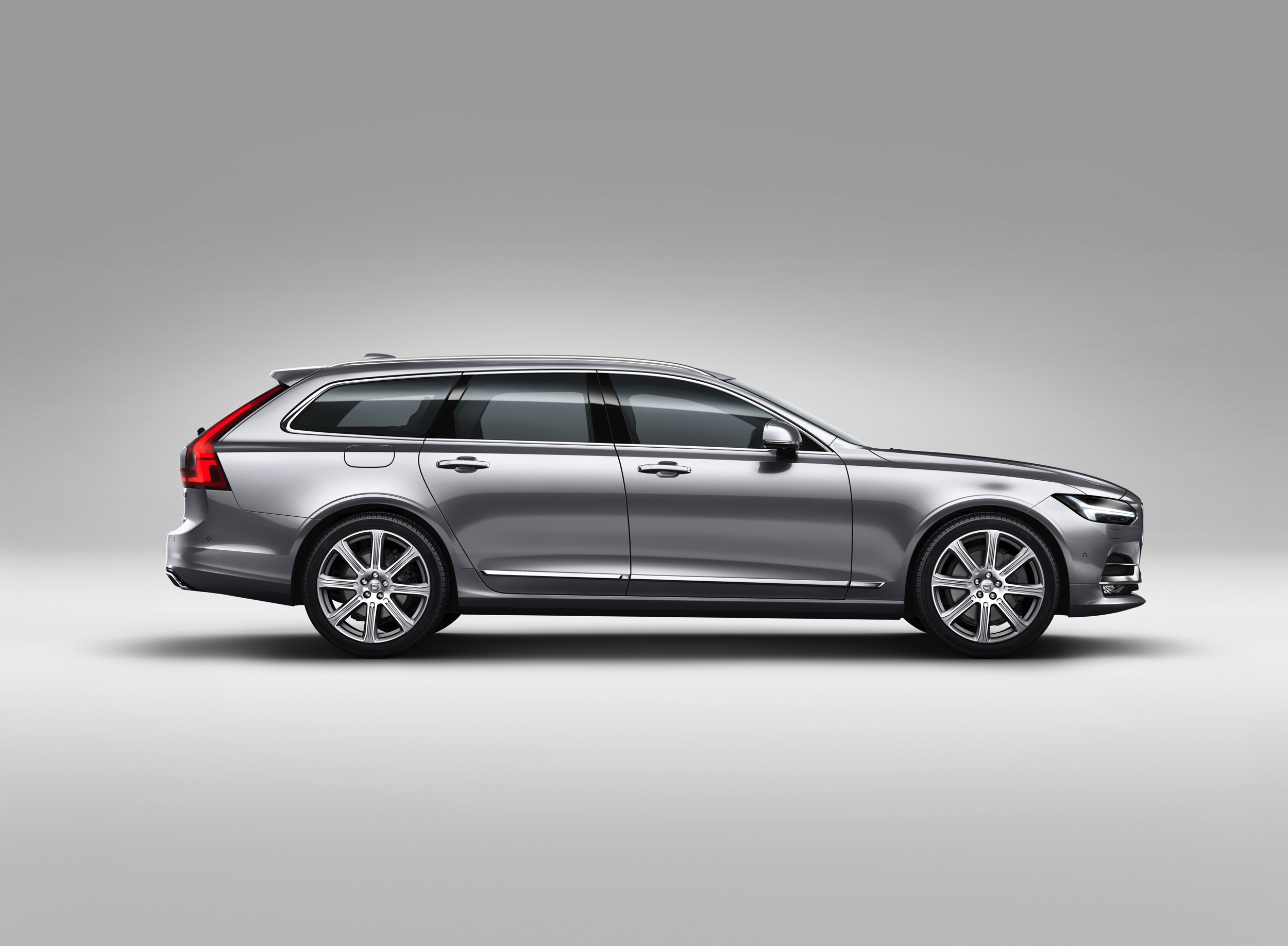 De Volvo V90 is terug. Na achttien jaar afwezigheid kun je dit najaar weer een nieuwe V90 halen. Vandaag onthult Volvo in Zweden de nieuwe grote stationwagen.