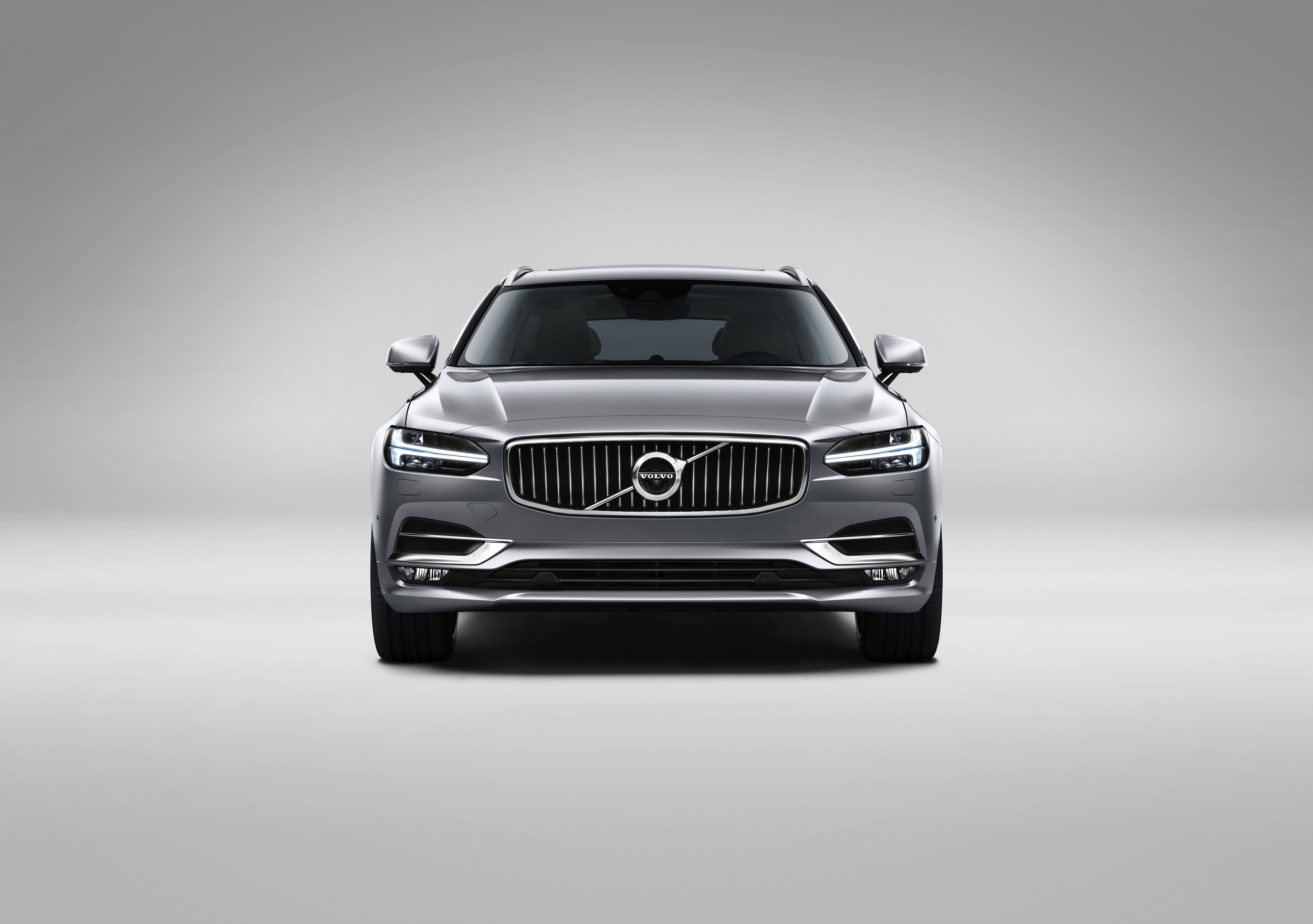 De Volvo V90 is terug. Na achttien jaar afwezigheid kun je dit najaar weer een nieuwe V90 halen. Vandaag onthult Volvo in Zweden de nieuwe grote stationwagen.
