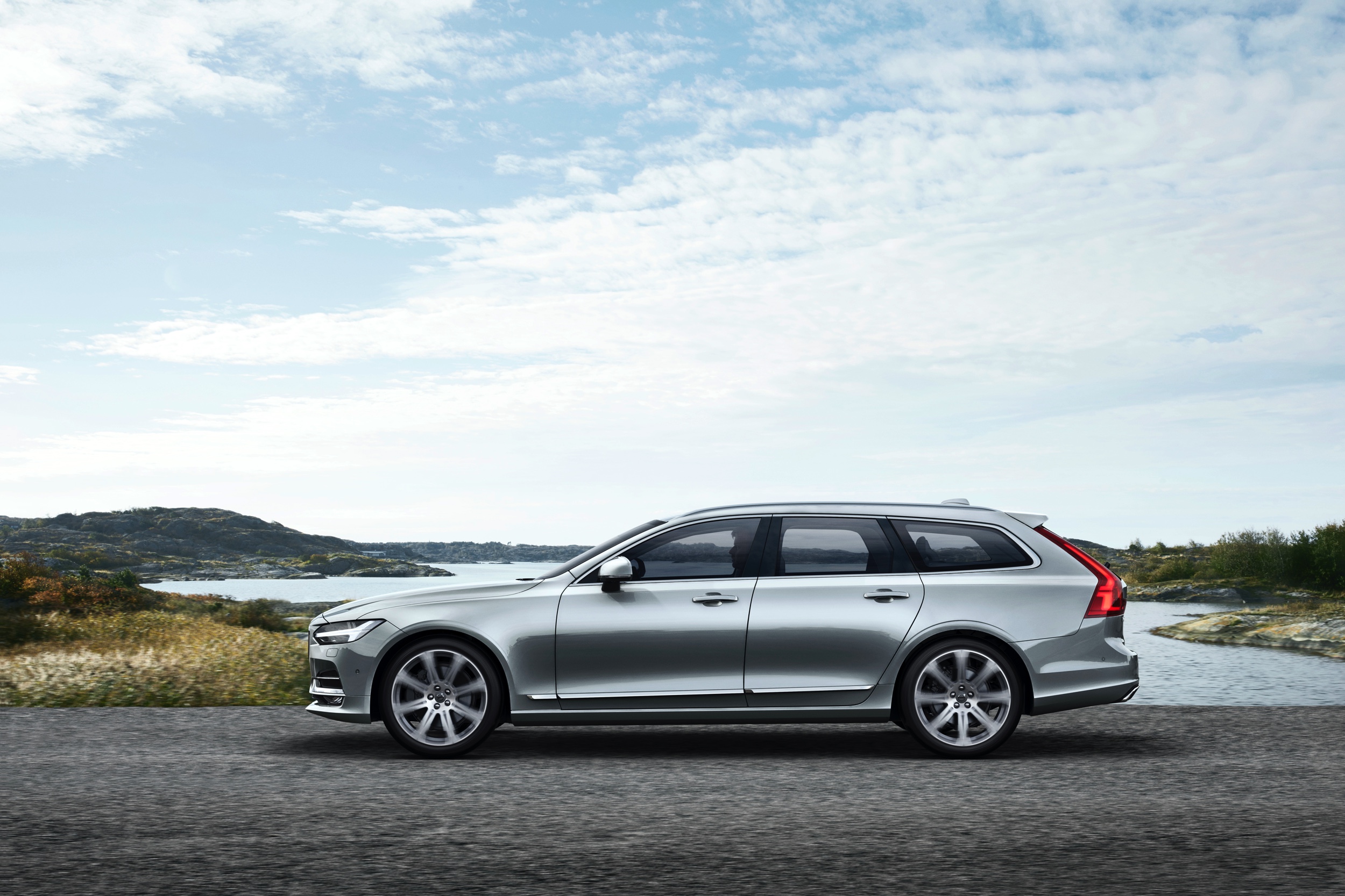 De Volvo V90 is terug. Na achttien jaar afwezigheid kun je dit najaar weer een nieuwe V90 halen. Vandaag onthult Volvo in Zweden de nieuwe grote stationwagen.
