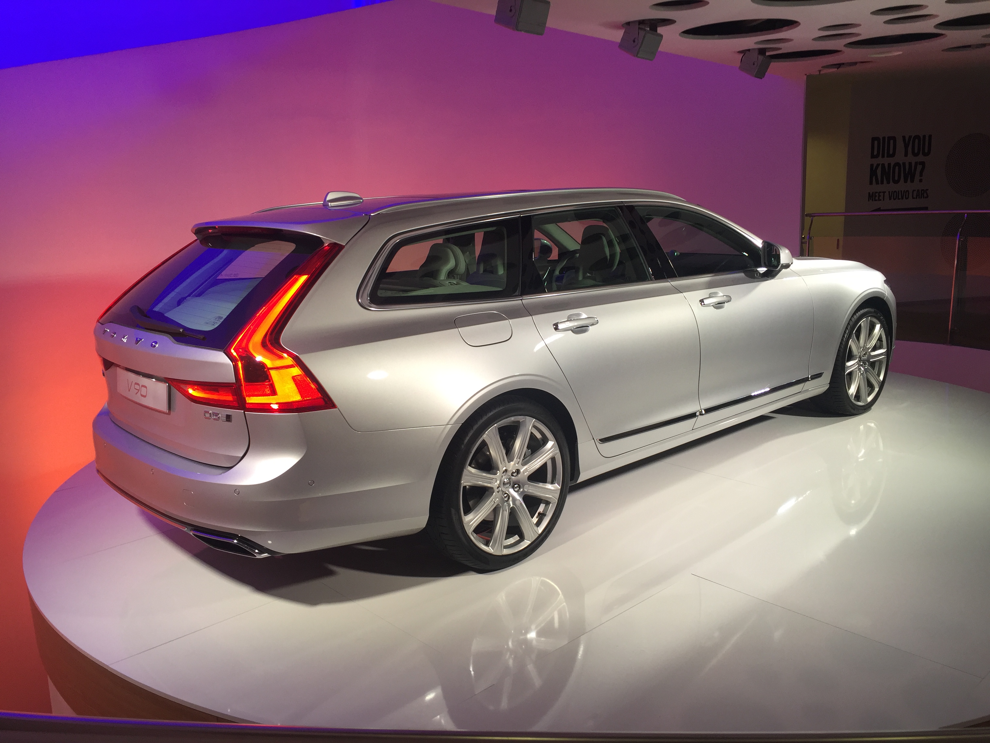 De Volvo V90 is terug. Na achttien jaar afwezigheid kun je dit najaar weer een nieuwe V90 halen. Vandaag onthult Volvo in Zweden de nieuwe grote stationwagen.