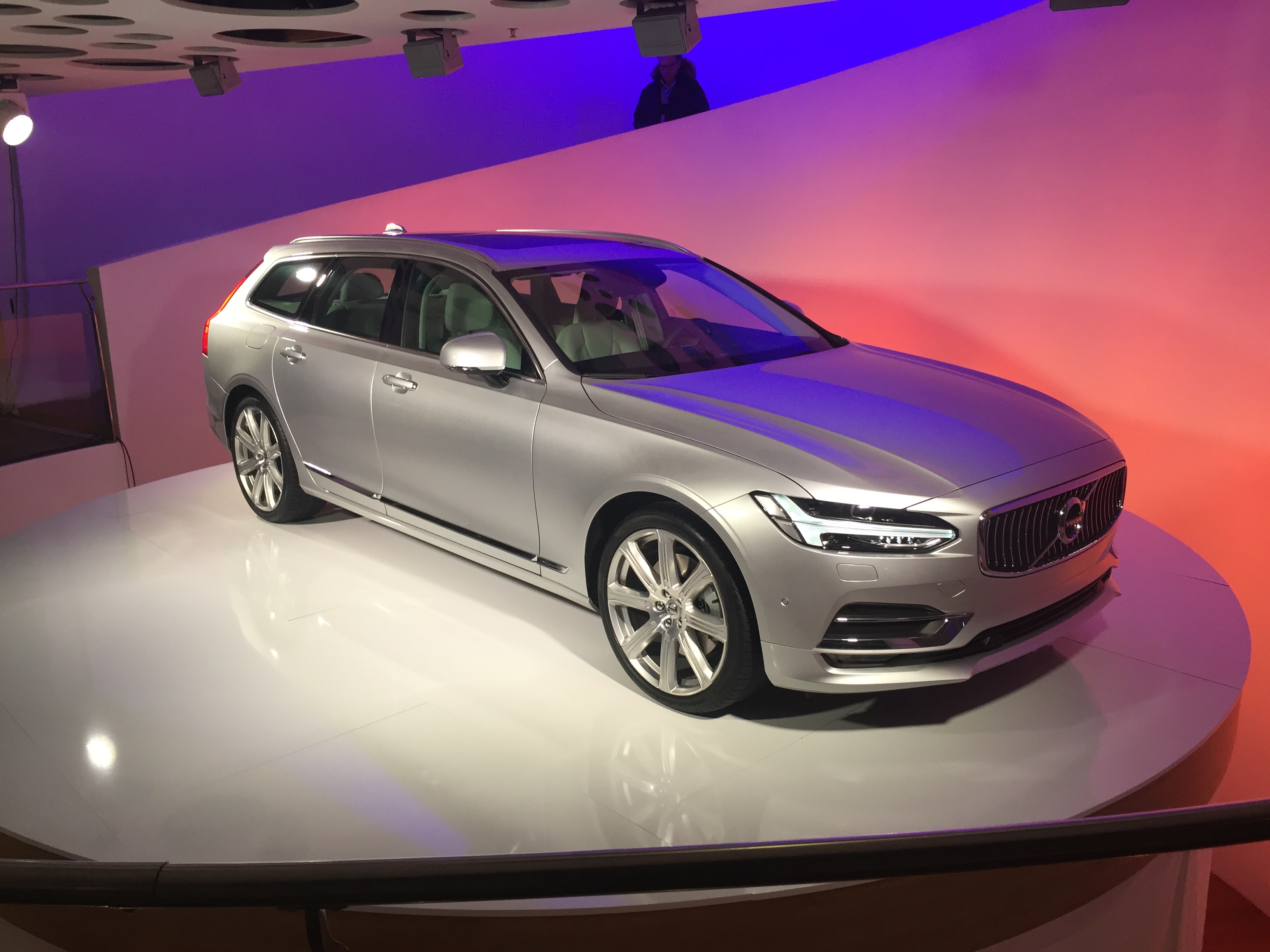 De Volvo V90 is terug. Na achttien jaar afwezigheid kun je dit najaar weer een nieuwe V90 halen. Vandaag onthult Volvo in Zweden de nieuwe grote stationwagen.