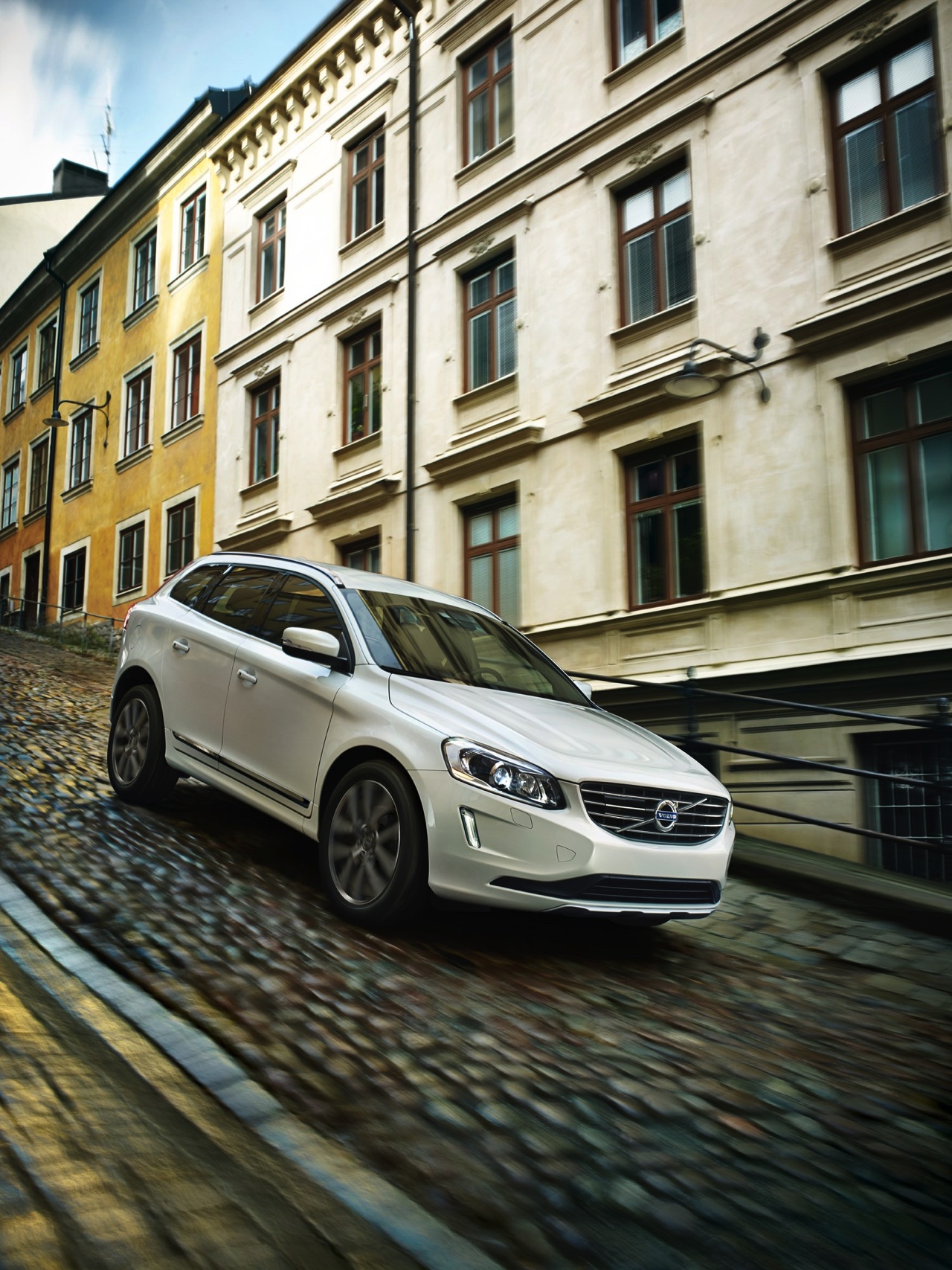 Prijzen en uitrusting Volvo XC60 Polar en XC60 Polar+, de nieuwe actiemodellen van de populaire Zweedse SUV op een rij.