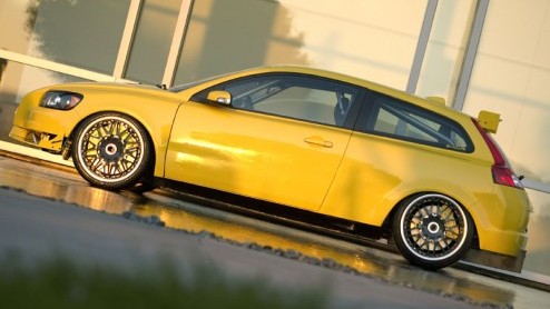 De SEMA-beurs in Las Vegas is weer aan de gang en dat betekent dat je veel plastic, chroom en veels te grote spoilers en velgen ziet op autos. Dat noemen ze dan verfraaien. Ook een merk als Volvo, wa
