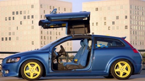 De SEMA-beurs in Las Vegas is weer aan de gang en dat betekent dat je veel plastic, chroom en veels te grote spoilers en velgen ziet op autos. Dat noemen ze dan verfraaien. Ook een merk als Volvo, wa