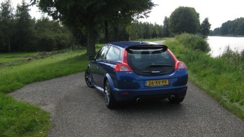 Je bent jong en je wilt wat. Nog geen plannen voor kids, drukke agenda en behoefte aan een nieuwe bijpassende auto. Geen sedan, daar ben je nog te jong voor en dat is lastiger parkeren in de hoofdstad