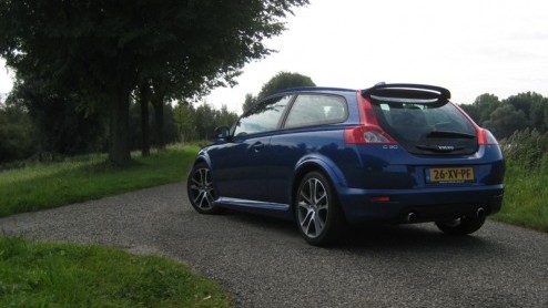 Je bent jong en je wilt wat. Nog geen plannen voor kids, drukke agenda en behoefte aan een nieuwe bijpassende auto. Geen sedan, daar ben je nog te jong voor en dat is lastiger parkeren in de hoofdstad