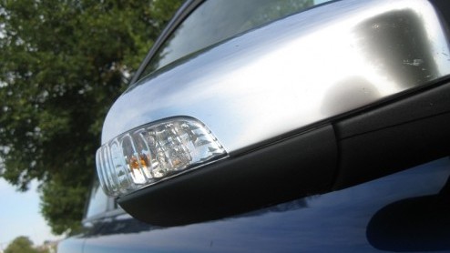 Je bent jong en je wilt wat. Nog geen plannen voor kids, drukke agenda en behoefte aan een nieuwe bijpassende auto. Geen sedan, daar ben je nog te jong voor en dat is lastiger parkeren in de hoofdstad