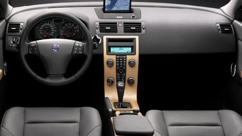 De klasse waarin de S40 en V50 van Volvo proberen zoveel mogelijk marktaandeel te krijgen barst van de concurrentie. Om toch de beoogde doelstellingen te behalen heeft de Zweedse autofabrikant zijn sp