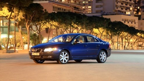 Jawel, ook bij Volvo is de klant natuurlijk koning. Daarom heeft de fabrikant geluisterd naar de wensen van de huidige S80-rijder om de juiste vernieuwingen aan het vlaggenschip aan te brengen. Vier b