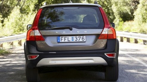 We schreven al eerder nieuwe V70, de enorme station van Volvo. Nu is ook de XC70 een feit. Je kunt nu dus via de onverharde wegen naar de woonboulevards als je dat zou willen.