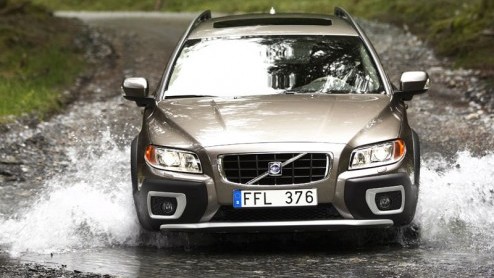 We schreven al eerder nieuwe V70, de enorme station van Volvo. Nu is ook de XC70 een feit. Je kunt nu dus via de onverharde wegen naar de woonboulevards als je dat zou willen.