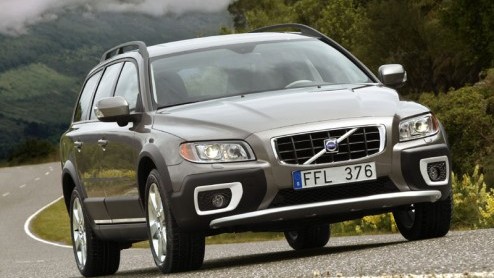 We schreven al eerder nieuwe V70, de enorme station van Volvo. Nu is ook de XC70 een feit. Je kunt nu dus via de onverharde wegen naar de woonboulevards als je dat zou willen.