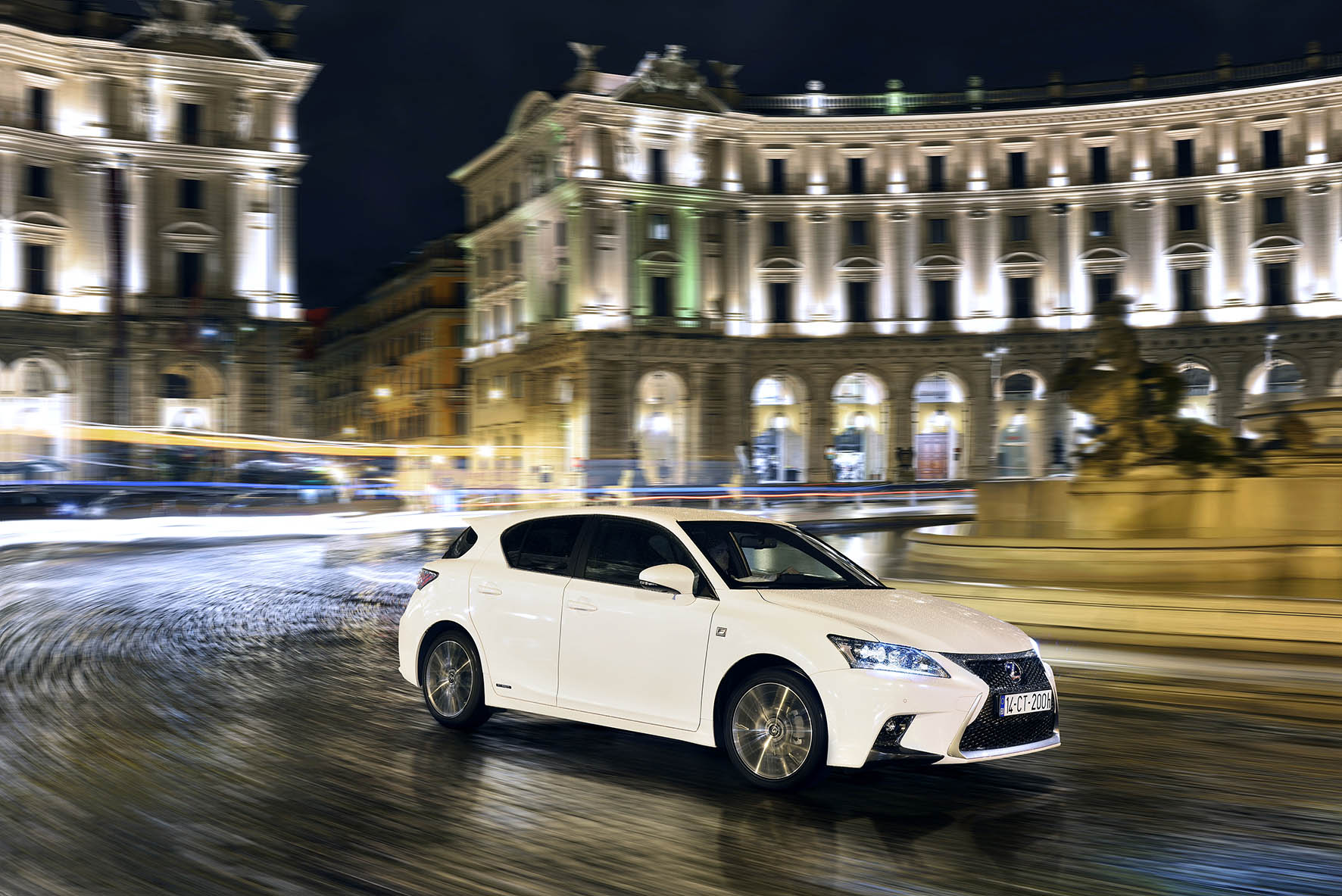 Lexus heeft de CT 200h hybride op voorraad om zakelijk rijders die op zoek zijn naar een auto met 14% bijtelling niet teleur te stellen.