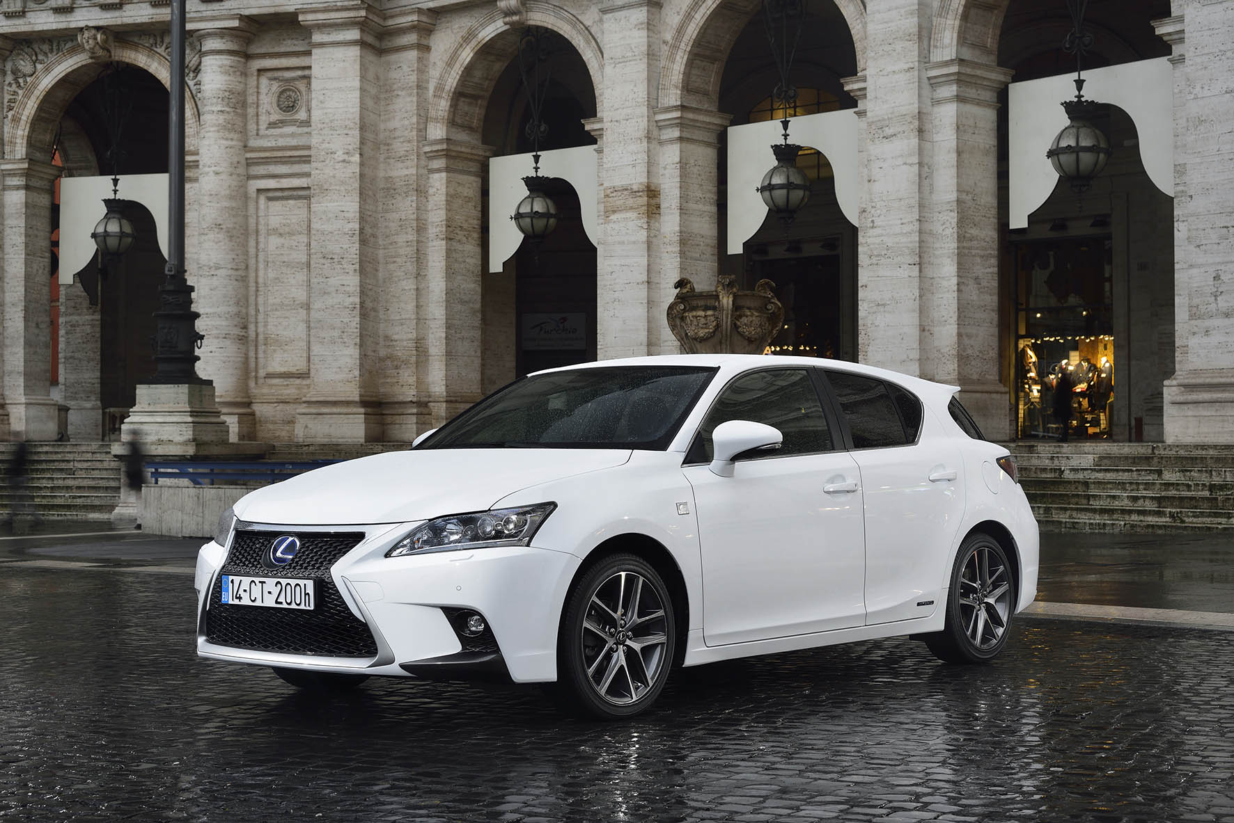 Lexus heeft de CT 200h hybride op voorraad om zakelijk rijders die op zoek zijn naar een auto met 14% bijtelling niet teleur te stellen.