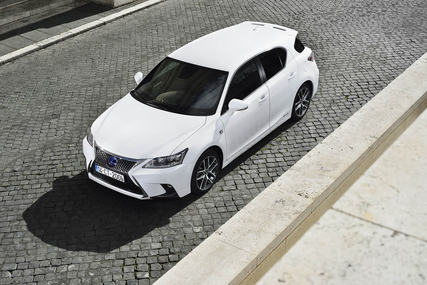 Lexus heeft de CT 200h hybride op voorraad om zakelijk rijders die op zoek zijn naar een auto met 14% bijtelling niet teleur te stellen.