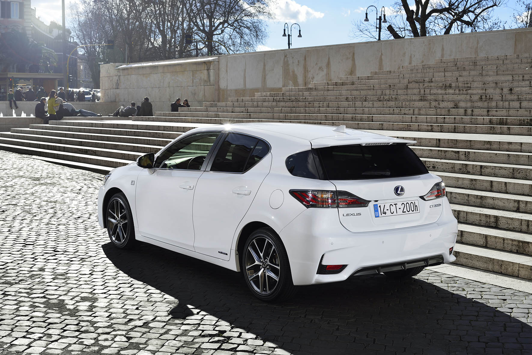 Lexus heeft de CT 200h hybride op voorraad om zakelijk rijders die op zoek zijn naar een auto met 14% bijtelling niet teleur te stellen.