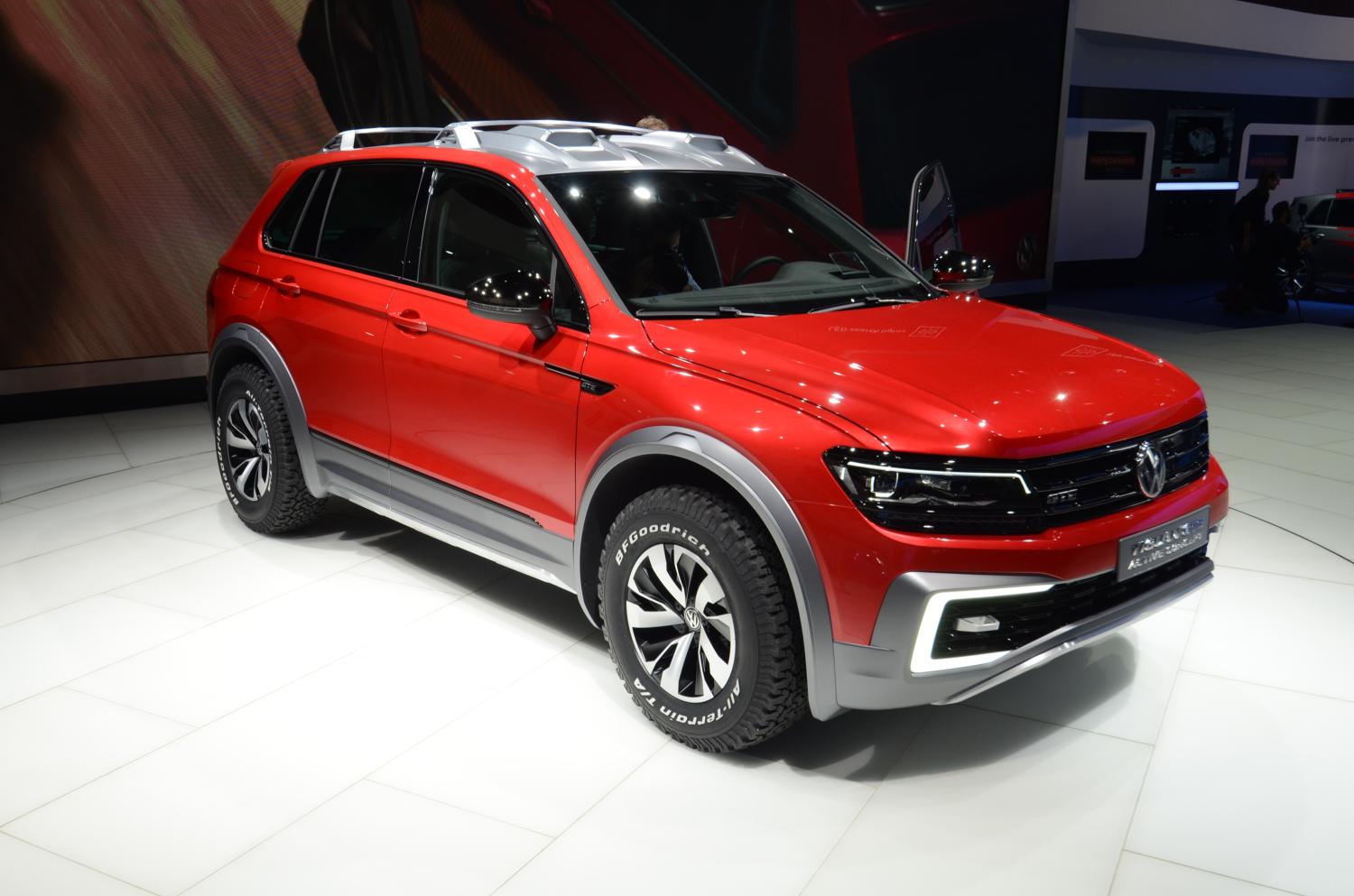 Op de Detroit Auto Show introduceert Volkswagen de Tiguan GTE als studiemodel. De Tiguan GTE Active Concept verwijst ook naar de Tiguan met verlengde wielbasis die voor Amerika bestemd is.