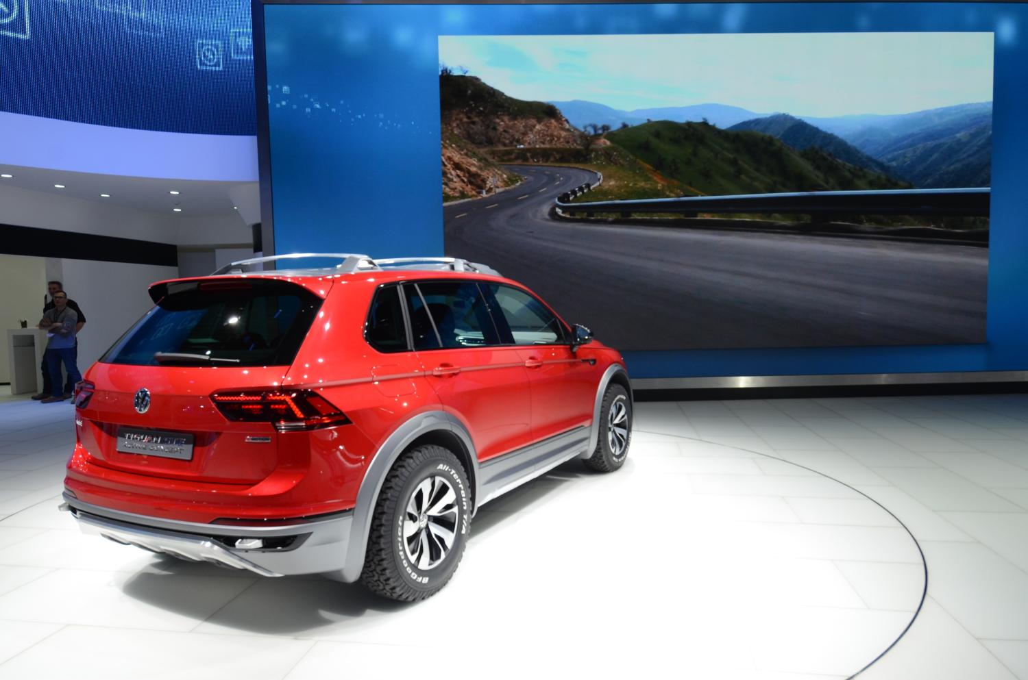 Op de Detroit Auto Show introduceert Volkswagen de Tiguan GTE als studiemodel. De Tiguan GTE Active Concept verwijst ook naar de Tiguan met verlengde wielbasis die voor Amerika bestemd is.