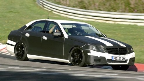 Mercedes gooit de vaart er in met de nieuwe E-Klasse, ook genaamd W212 voor de liefhebbers. Bepakt en bezakt werd hij in hip wit gespot op de Nrburgring, tijdens testwerkzaamheden.
