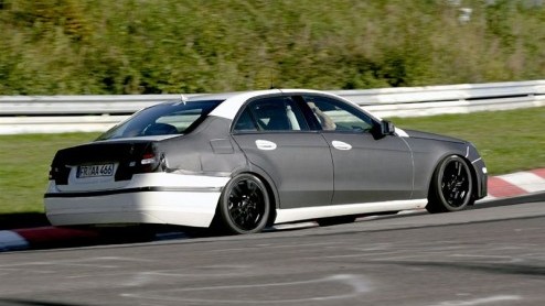 Mercedes gooit de vaart er in met de nieuwe E-Klasse, ook genaamd W212 voor de liefhebbers. Bepakt en bezakt werd hij in hip wit gespot op de Nrburgring, tijdens testwerkzaamheden.