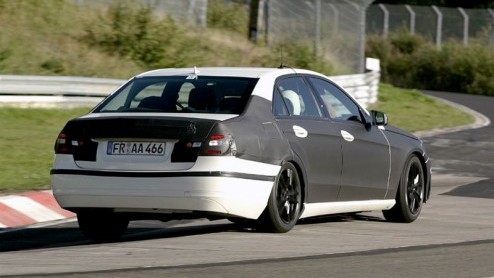 Mercedes gooit de vaart er in met de nieuwe E-Klasse, ook genaamd W212 voor de liefhebbers. Bepakt en bezakt werd hij in hip wit gespot op de Nrburgring, tijdens testwerkzaamheden.