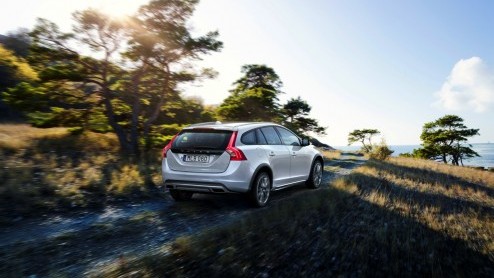 Volvo V60 Cross Country medio 2015 in Nederland. Debuut op Los Angeles Motor Show.