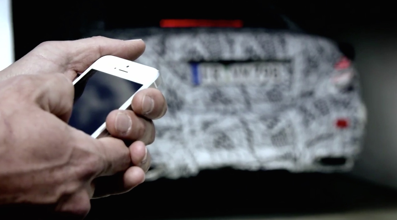 Nieuwe Mercedes E-Klasse W213 uitgerust met Park Pilot, waarmee via de smartphone kan worden in- en uitgeparkeerd.