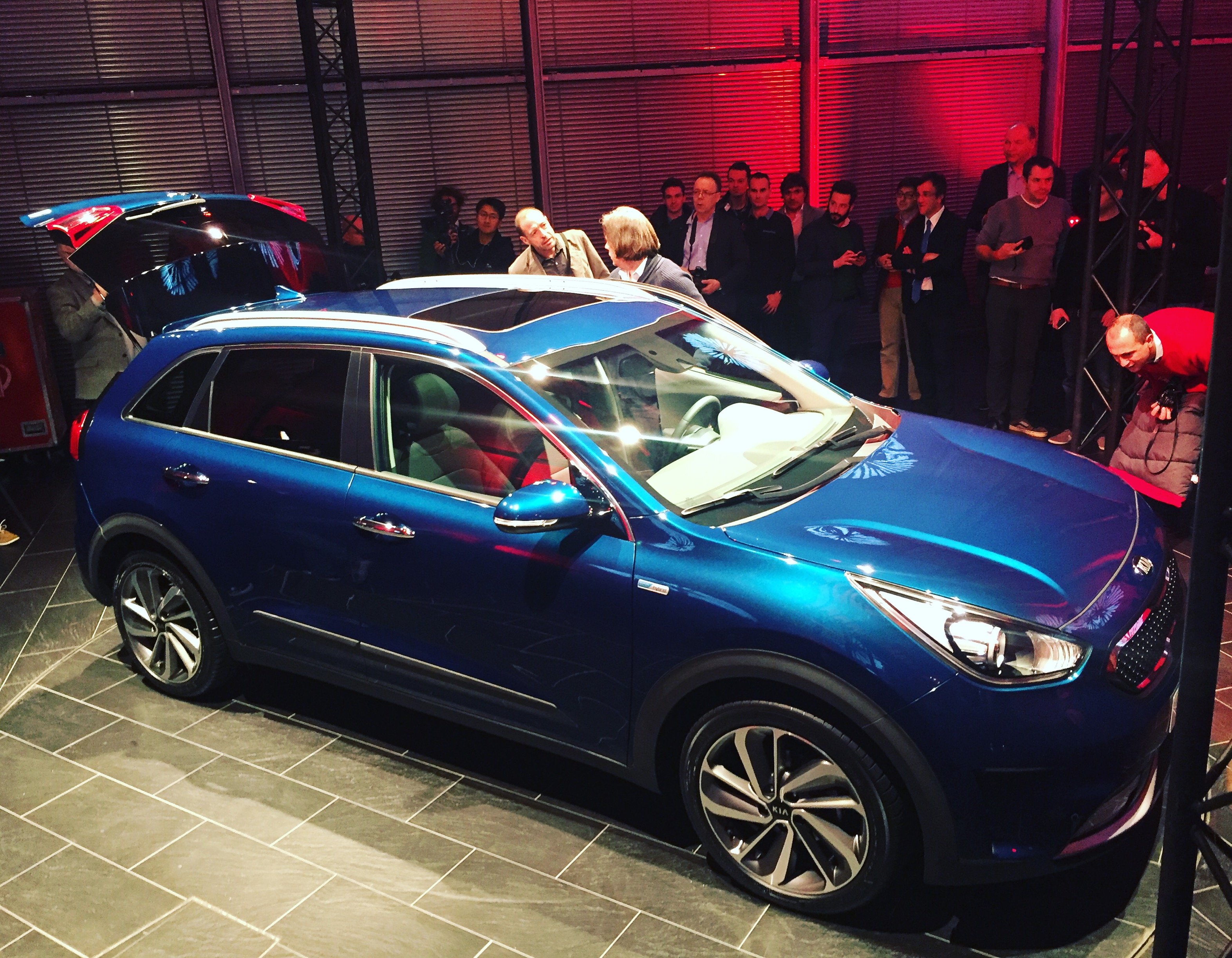 De Kia Niro pakt het als hybride anders aan dan de Toyota Prius. Kia plaatst de Niro tussen de cee'd en Sportage als echte crossover.